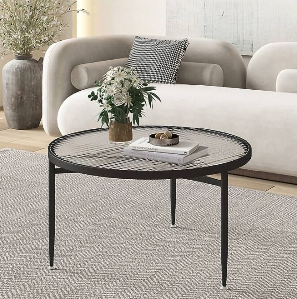 Meja tengah dengan topi kaca atau logam